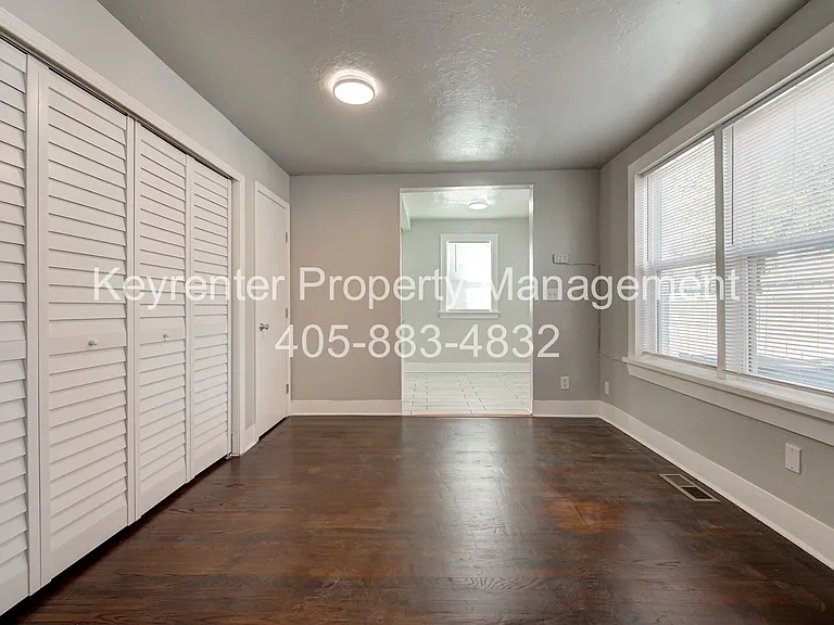 N Gatewood Ave Duplex — Photo 46