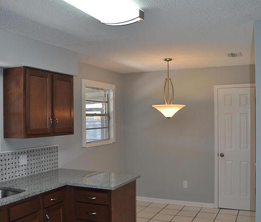 5th image of 1735 Village Ln