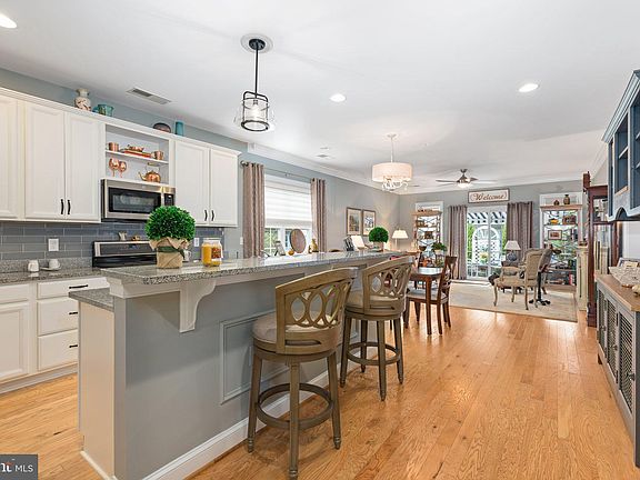 5th image of 168 Hyannis Pl