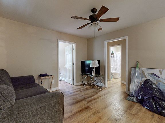 3rd image of 109 Oakwood Dr