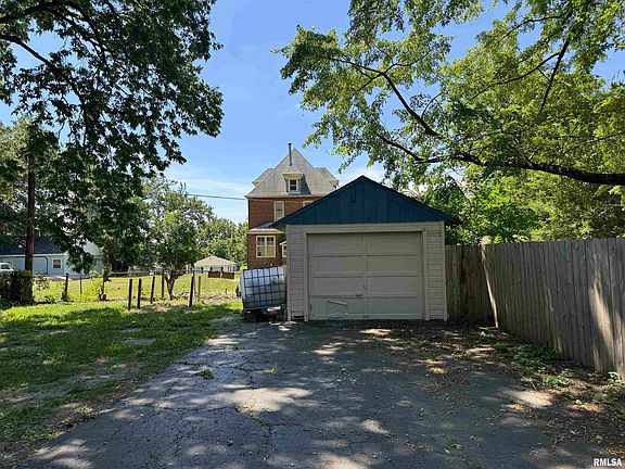 2nd image of 724 E Behrends Ave