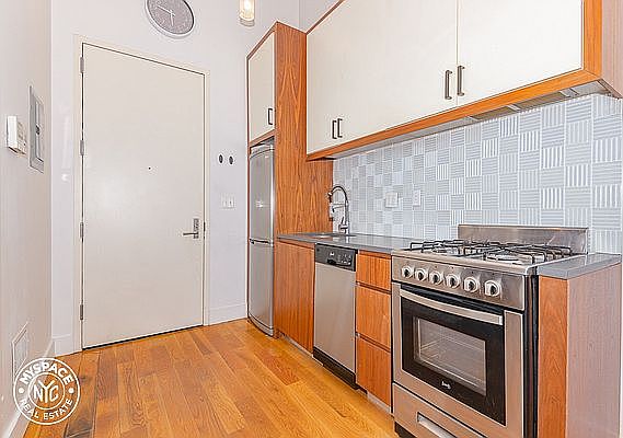 5th image of 943 Willoughby Ave #202