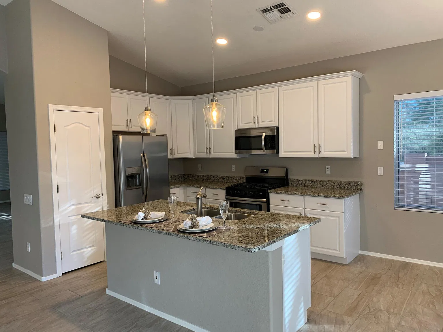 3 bed, 1751 sqft, $2,700 — Photo 2