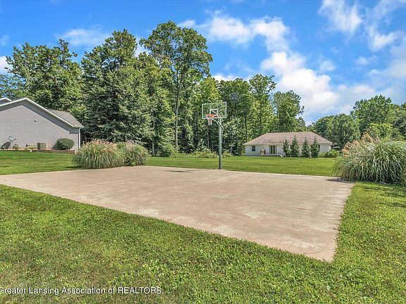 4th image of 10420 Oakridge Dr