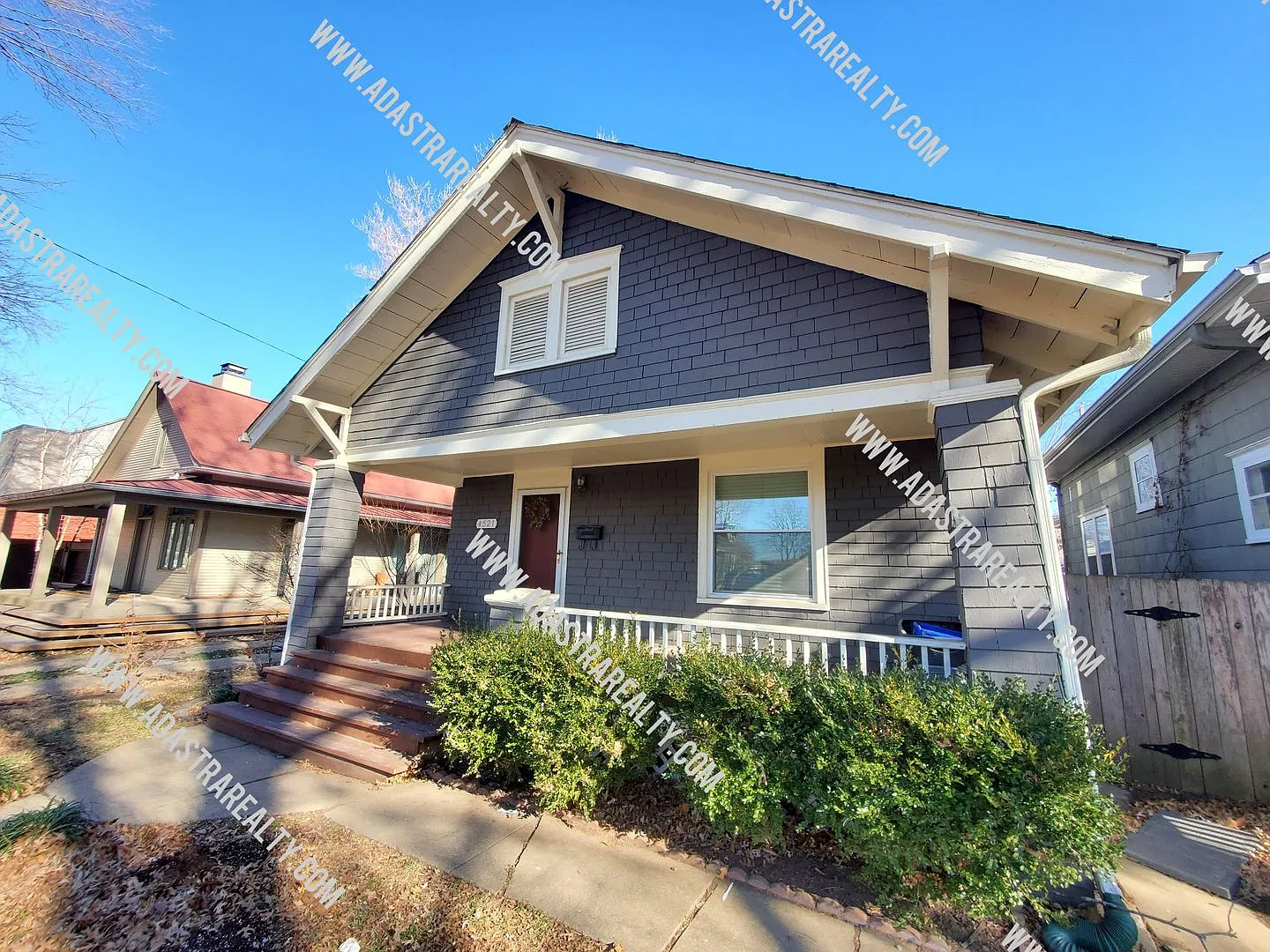 Beautiful Home in West Plaza-Available in AUGUST!! — Photo 2