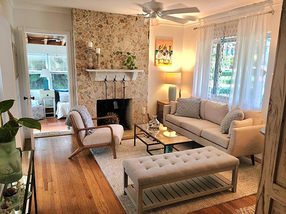 4th image of 902 E Boca Raton Road