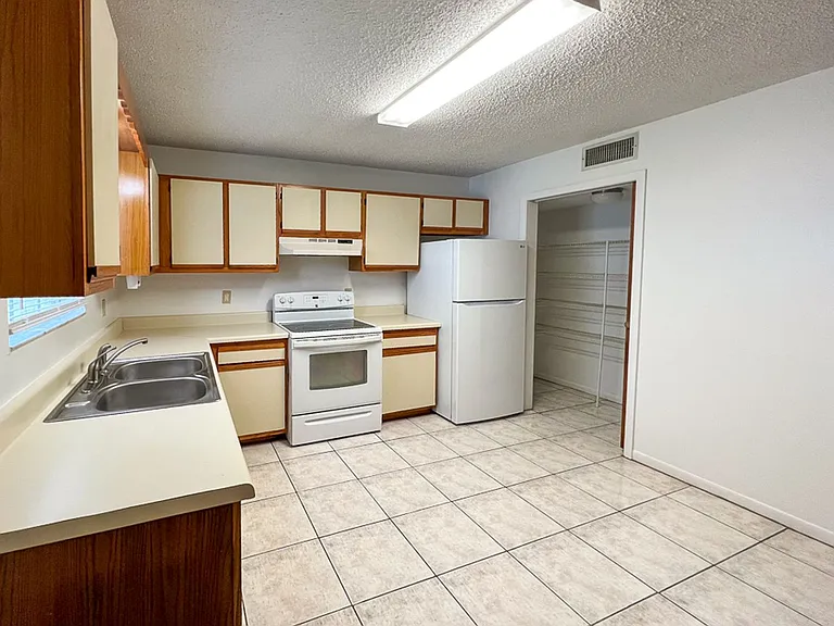 5601 Avenue H — Photo 23