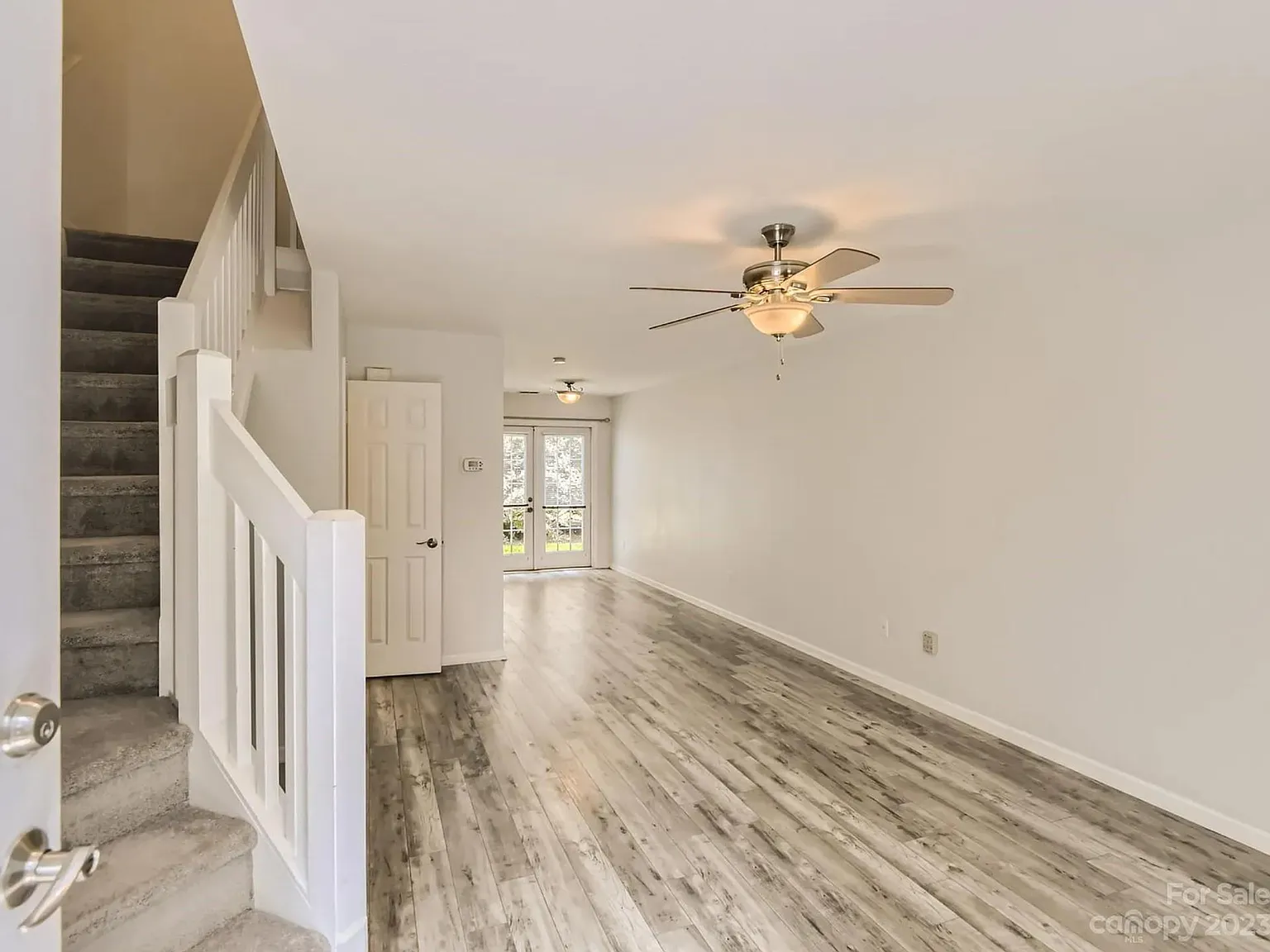 672 Emerald Cove Dr — Photo 2