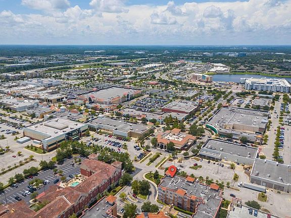 Surrounded by shopping and restaurants