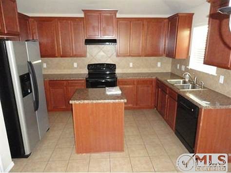 Kitchen w Island
