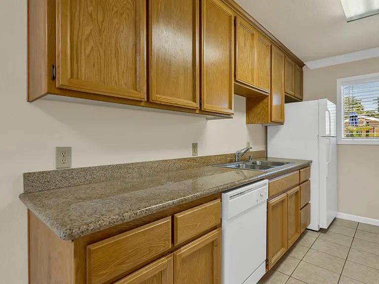 South Land Park Apartments — Photo 30