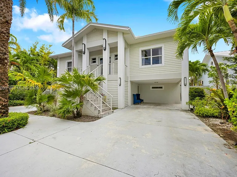 1076 NE Little River Dr — Photo 1