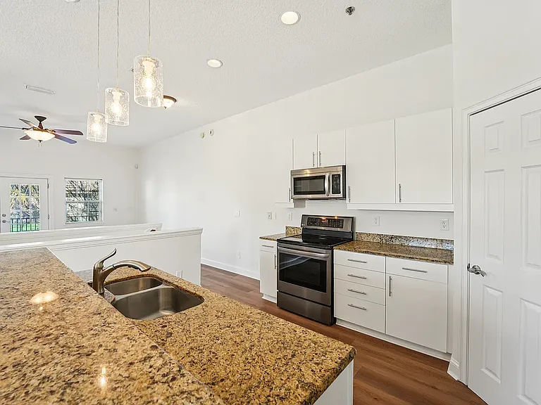 210 21st Ave S — Photo 12