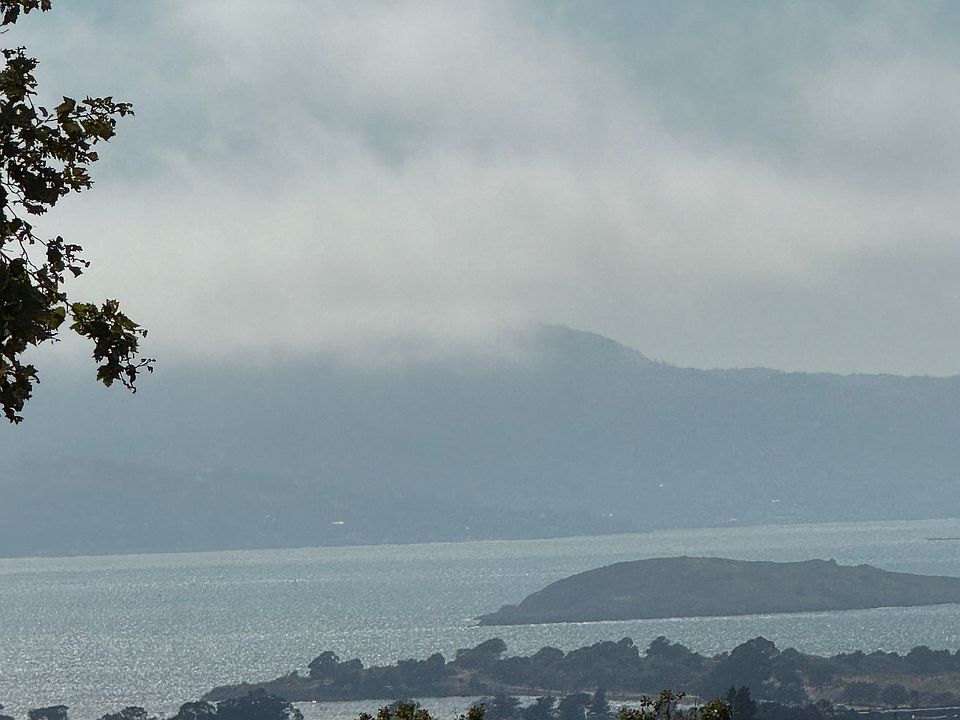 The unit has incredible bay views from 3 of the 4 rooms and a small private balcony with views of the mountains
