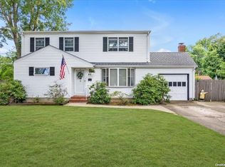 45 Huron Dr, Bay Shore, NY 11706