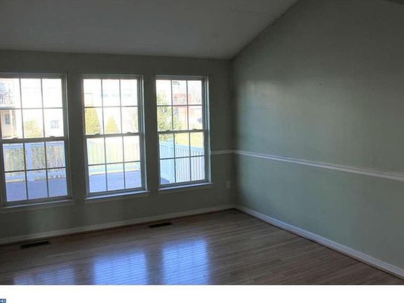 5th image of 307 Broad Meadow Dr