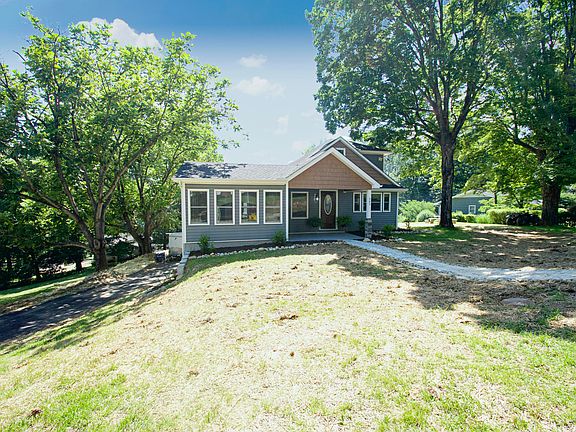 3rd image of 305 Iroquois Dr