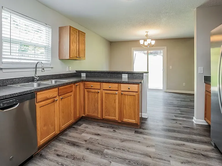 555 River View Dr — Photo 7