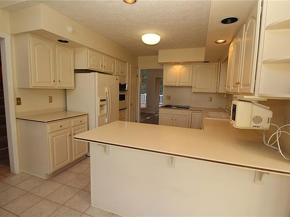 4th image of 46 Flower Valley Cir