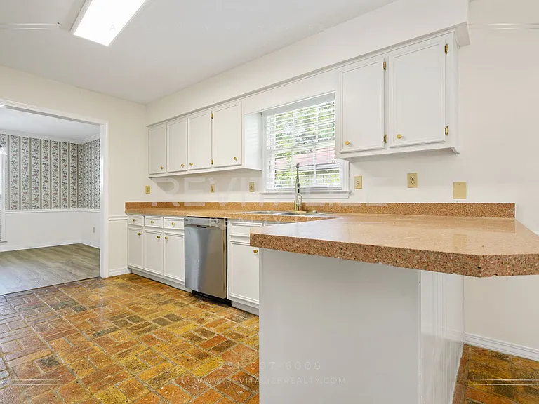 1211 Vendome Dr W — Photo 26
