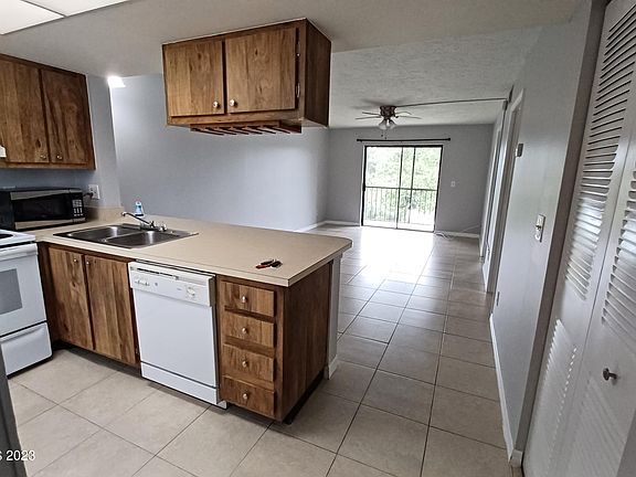 2nd image of 1806 University Ln APT 405