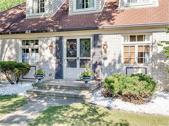 3rd image of 515 Merriman Rd