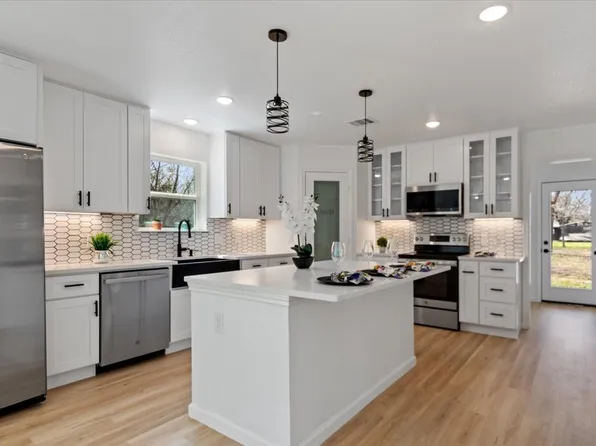 1009 S Wine St, Gainesville, TX 76240