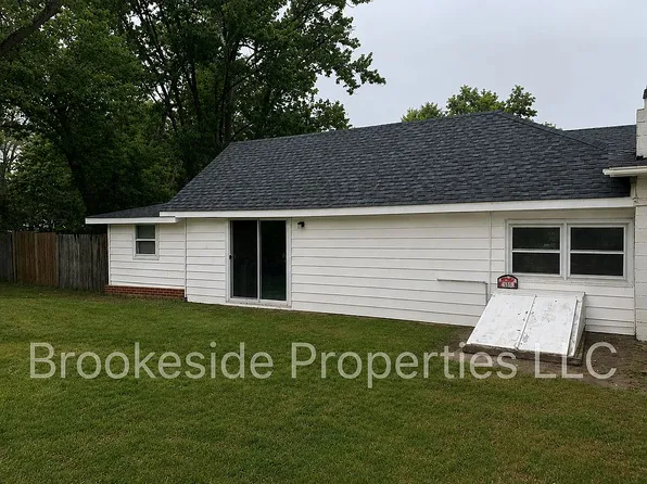 435 Pine St, Howard City, MI 49329