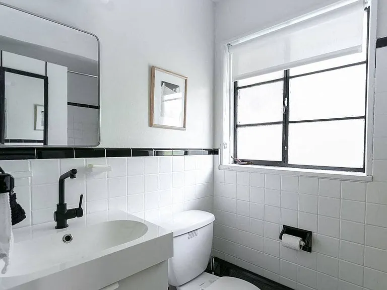 1060 Van Dyke — Photo 9