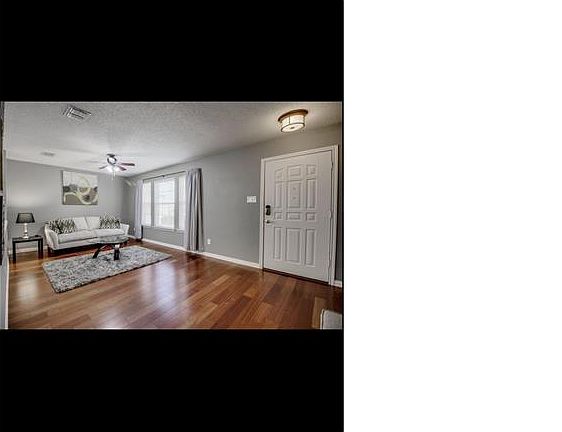 3rd image of 1800 Cedarbriar Dr