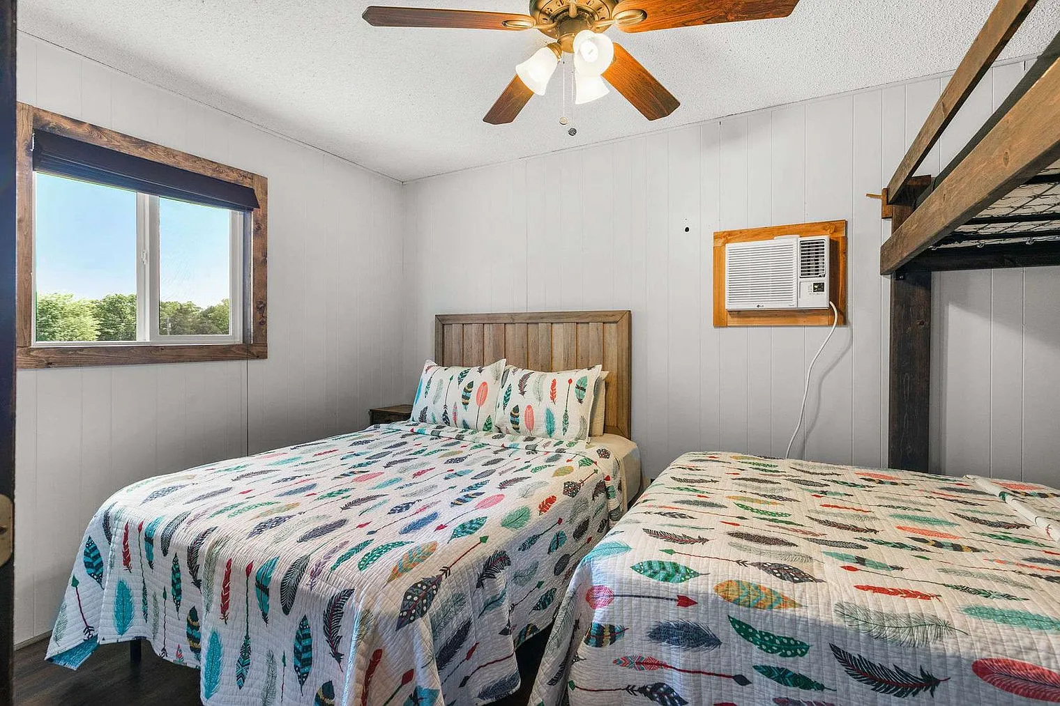 4 bed, 2.0 bath, 990 sqft, $5,602 — Photo 3