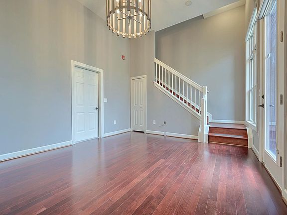3rd image of 527 Lewis St #527