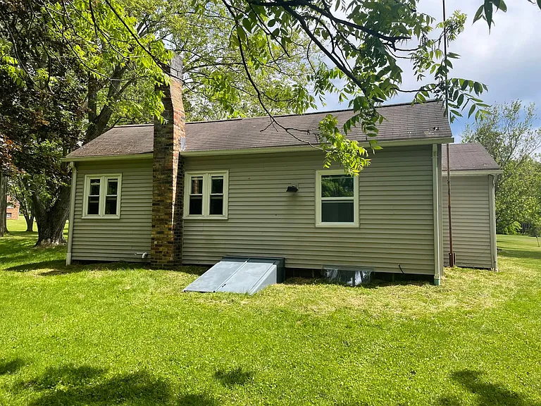 1207 Jennings Ave — Photo 2