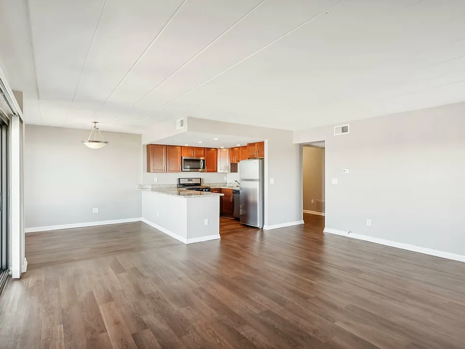 Pittsburgh Spacious Living Space - Grandview Pointe Apartments