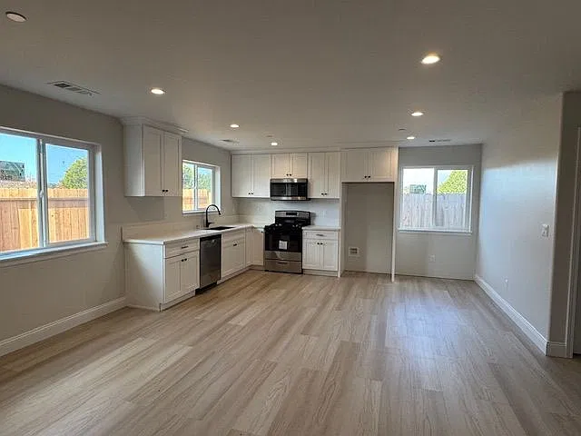 2 bed, 1.5 bath, 841 sqft, $1,950 — Photo 3