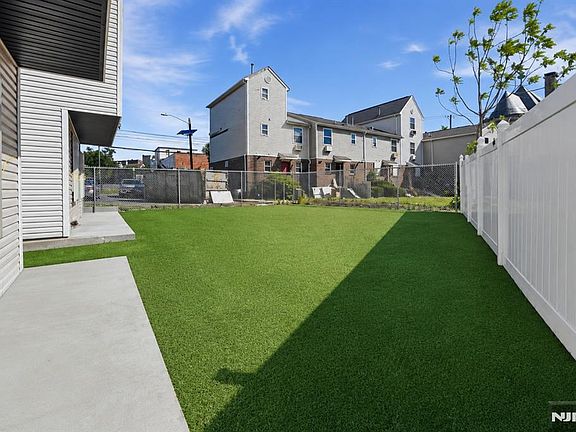 4th image of 26 Parkhurst St