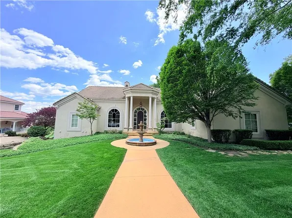 2705 W 112th St, Leawood, KS 66211