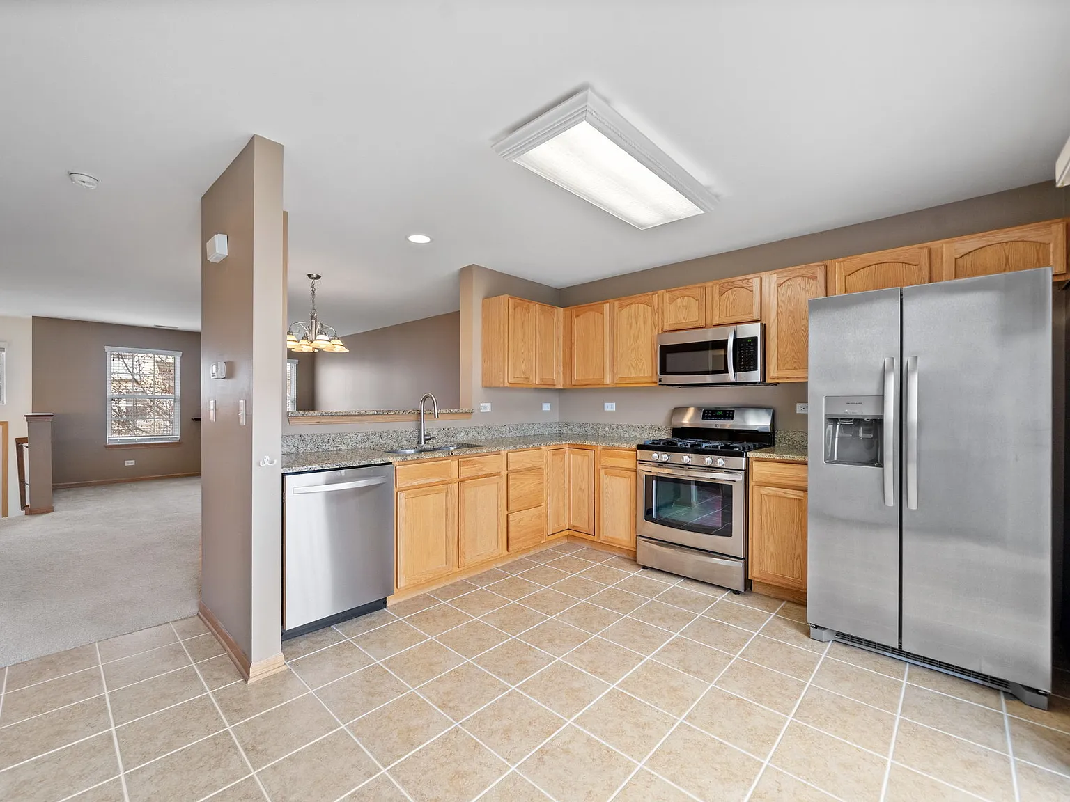 568 Lincoln Station Dr — Photo 4
