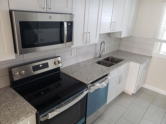 3rd image of 914 Hinman Ave APT 3E
