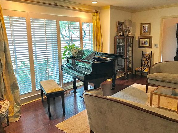 3rd image of 3000 Rossmore Pl