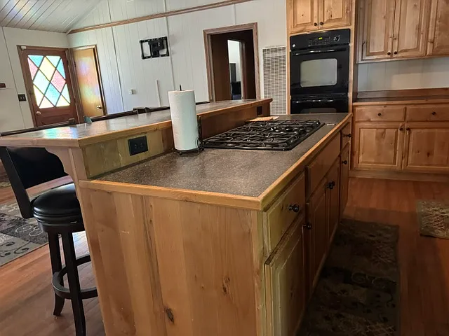 BREAKFAST BAR AND STOVE TOP