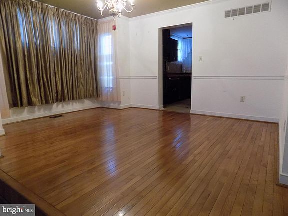 3rd image of 4422 Camellia Rd