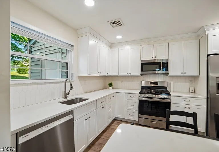 29 Coachlight Dr — Photo 12