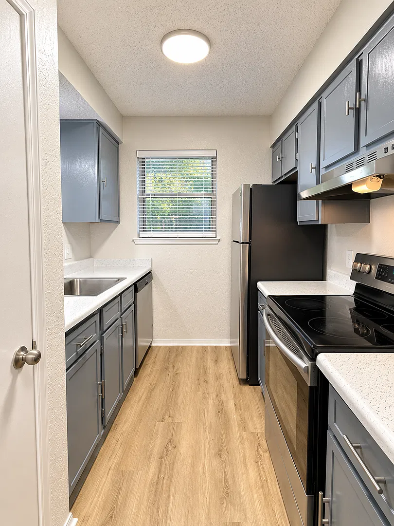 Royal Oak Condominiums — Photo 3