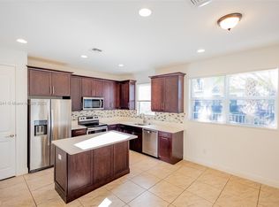 6950 Pines Cir, Pompano Beach, FL 33073