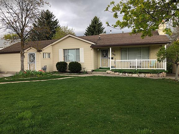 Front of the house (upstairs unit).