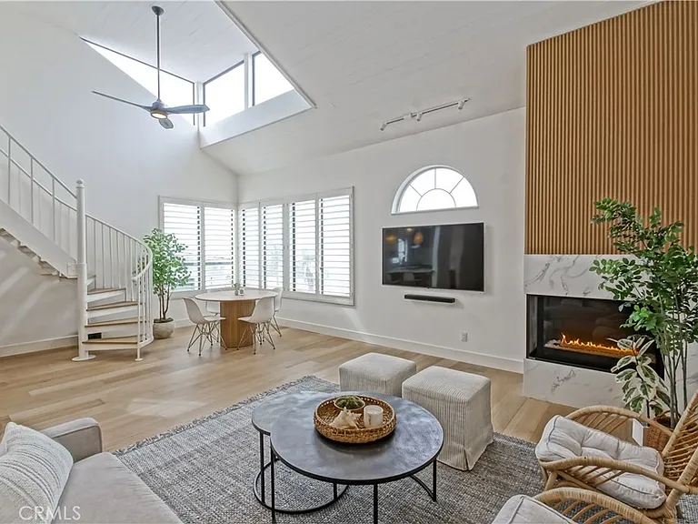 320 Marine Ave — Photo 6