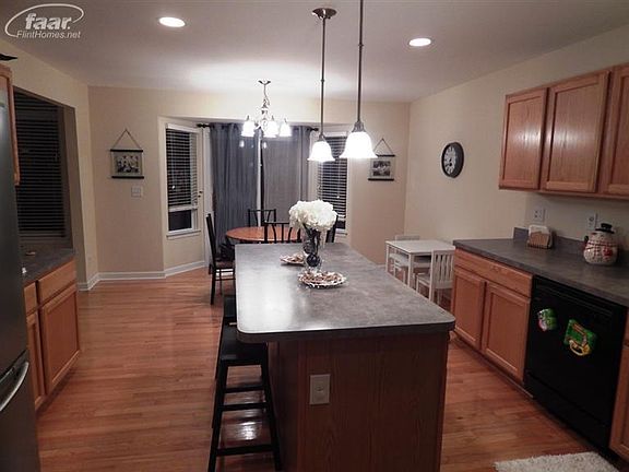 3rd image of 7434 Paradise Dr