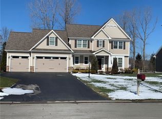 15 Montgomery Glen Dr, Webster, NY 14580