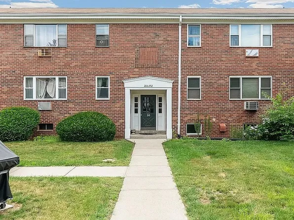 288 Regency Park Dr, Agawam, MA 01001